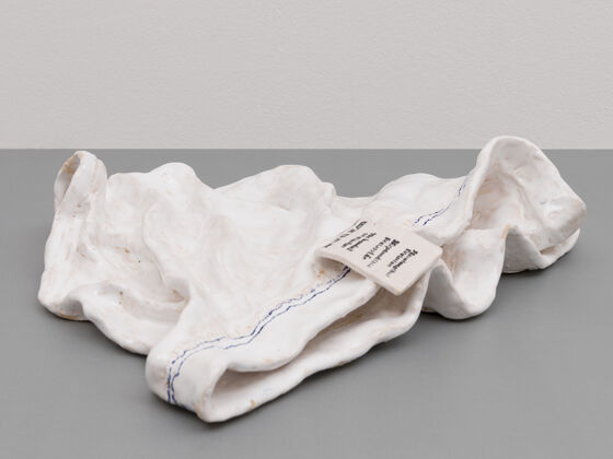 Janis Löhrer, Unterhose (liegend), 2024 Keramik, glasiert Foto: Courtesy Galerie Thomas Fuchs, Stuttgart Privatsammlung Thomas Fuchs, Stuttgart © 2025, ProLitteris, Zurich Janis Löhrer, Unterhose (liegend), 2024 Keramik, glasiert Foto: Courtesy Galerie Thomas Fuchs, Stuttgart Privatsammlung Thomas Fuchs, Stuttgart © 2025, ProLitteris, Zurich