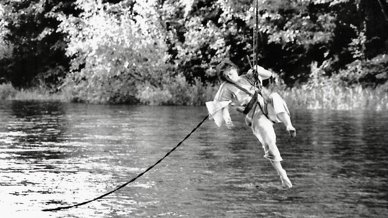 Mo Diener, Grind, 1990, Performance, Kornhausbrücke Zürich, Kollaboration mit Michael Elber u.a. Foto: Heinz Dolderer, © Mo Diener Mo Diener, Grind, 1990, Performance, Kornhausbrücke Zürich, Kollaboration mit Michael Elber u.a. Foto: Heinz Dolderer, © Mo Diener