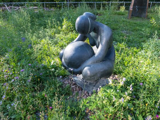 Frau mit Kugel, 1949 von Erwin Rehmann mitten in der neu angelegten Blumenwiese, Frühsommer 2026, Foto: Edwin Rüede Frau mit Kugel, 1949 von Erwin Rehmann mitten in der neu angelegten Blumenwiese, Frühsommer 2026, Foto: Edwin Rüede