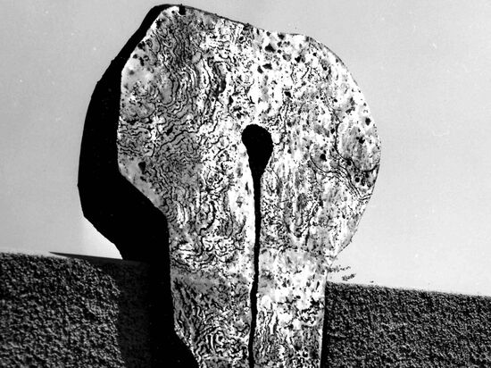 Erwin Rehmann, Mauerkronen-Plastik II, 1976 Manganbronze, 125cm x 50cm / 220cm h, 1.5t Friedhof Bottmingen BL Foto: Friedrich Engesser Erwin Rehmann, Mauerkronen-Plastik II, 1976 Manganbronze, 125cm x 50cm / 220cm h, 1.5t Friedhof Bottmingen BL Foto: Friedrich Engesser