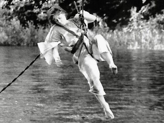 Mo Diener, Grind, 1990, Performance, Kornhausbrücke Zürich, Kollaboration mit Michael Elber u.a. Foto: Heinz Dolderer, Archiv Mo Diener Mo Diener, Grind, 1990, Performance, Kornhausbrücke Zürich, Kollaboration mit Michael Elber u.a. Foto: Heinz Dolderer, Archiv Mo Diener